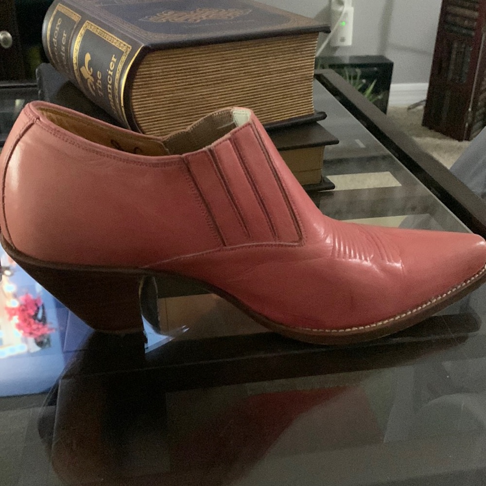 Lucchese ankle boot size 7B very good condition, leather salmon color